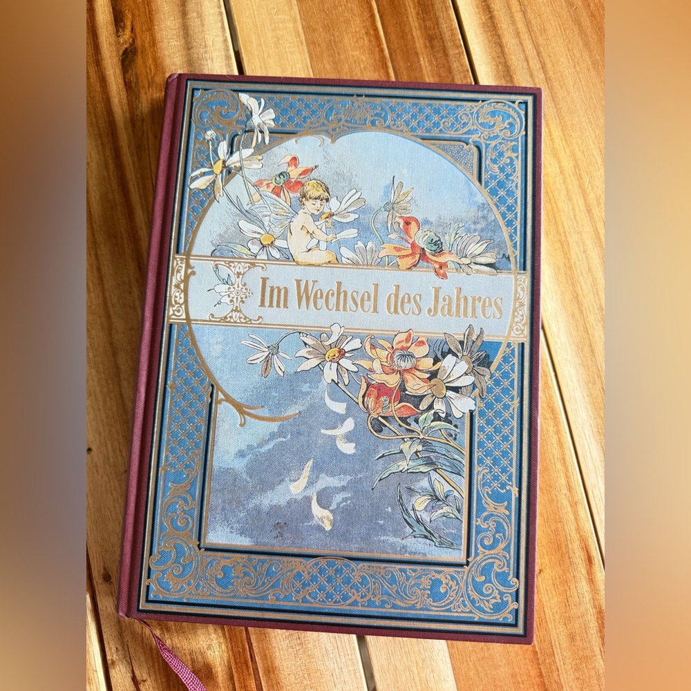 Antique Vintage Beautiful German book titled 'Im Wechsel des Jahres'